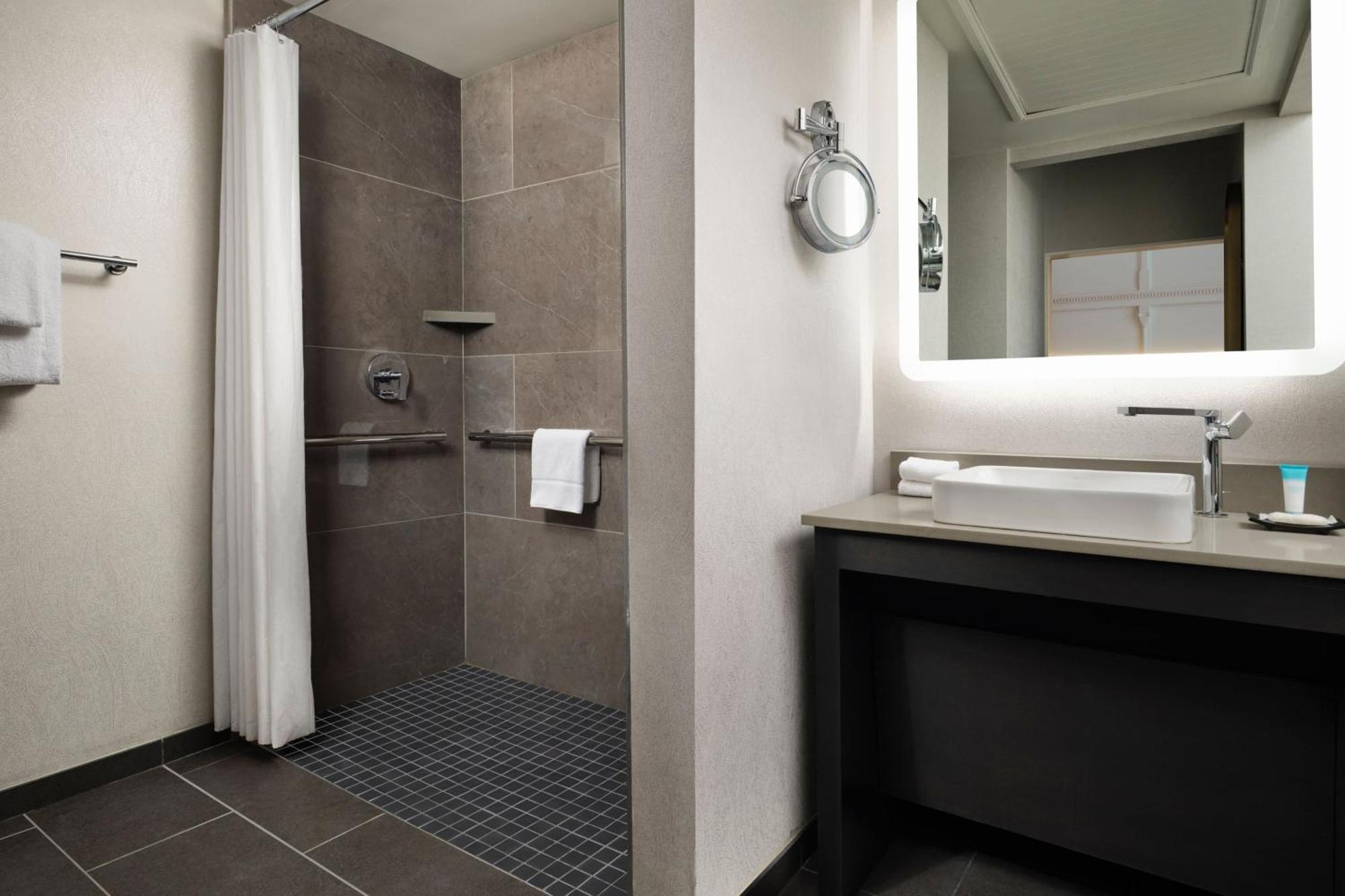 King Room with Roll-in Shower - Mobility Accessible,1536660058:JPEG