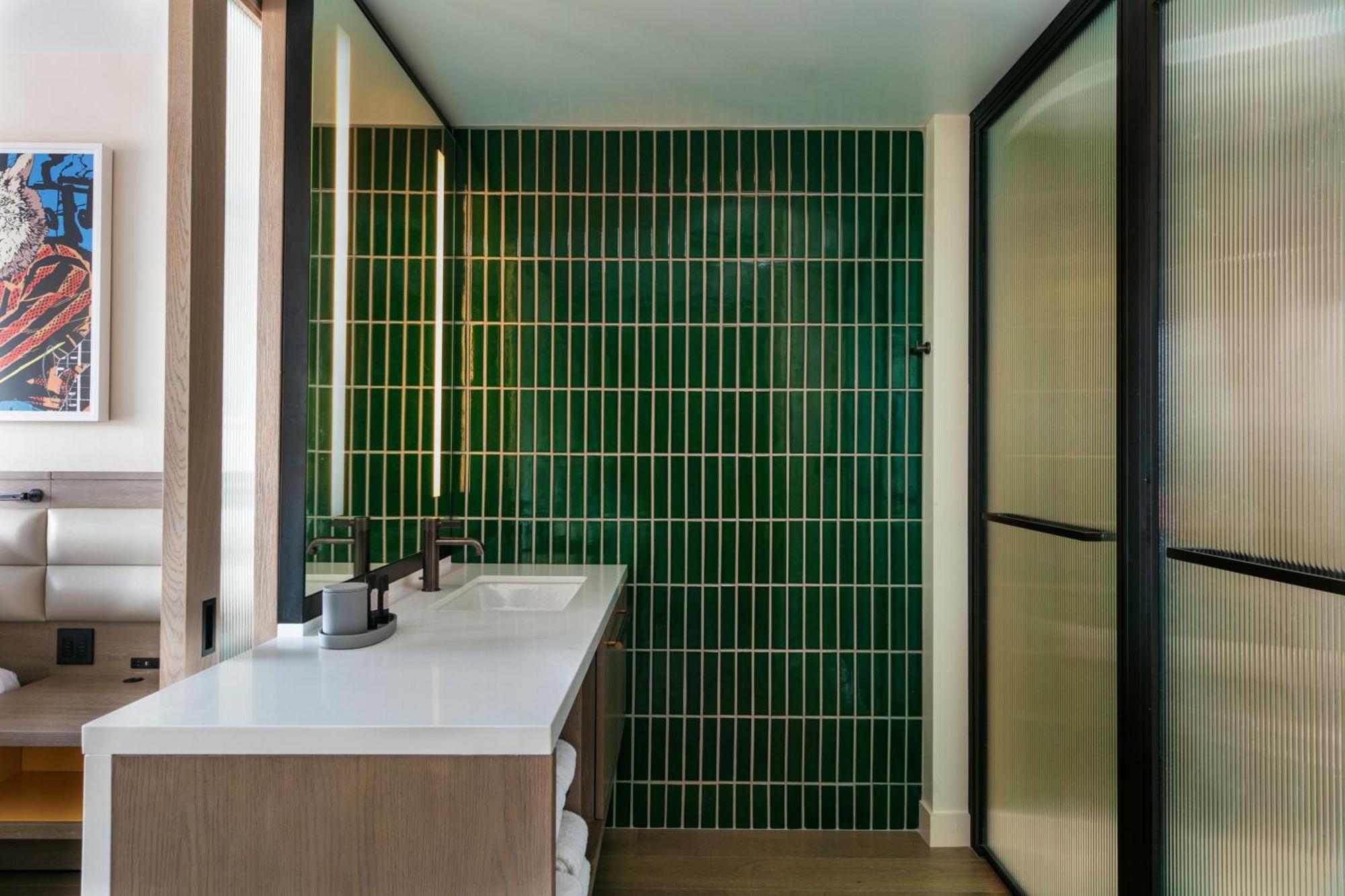 Superior King 1 King City View High Floor or Mobility Accessible Roll Shower