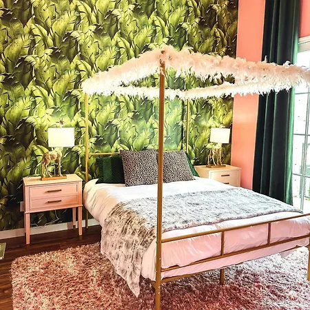 Dreaming With Dolly - Luxe Stay Near Broadway-3